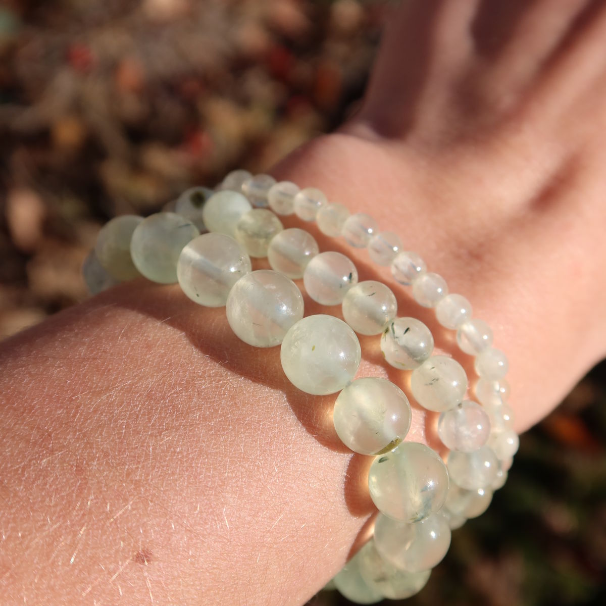 Prehnit Edelstein Armband - 1 Stück - in Varianten 4-6-8 oder 10mm, zartes grünes Armband auf Hand, schön gemasert