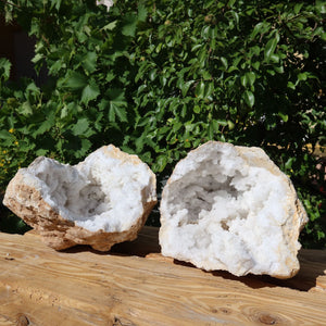 Geöffnete Quarz Geode -XXL– Glücksgeode – Stabilität und Klarheit – 33x28x23cm - Unikat Nr. 10 auf Holztisch im Freien