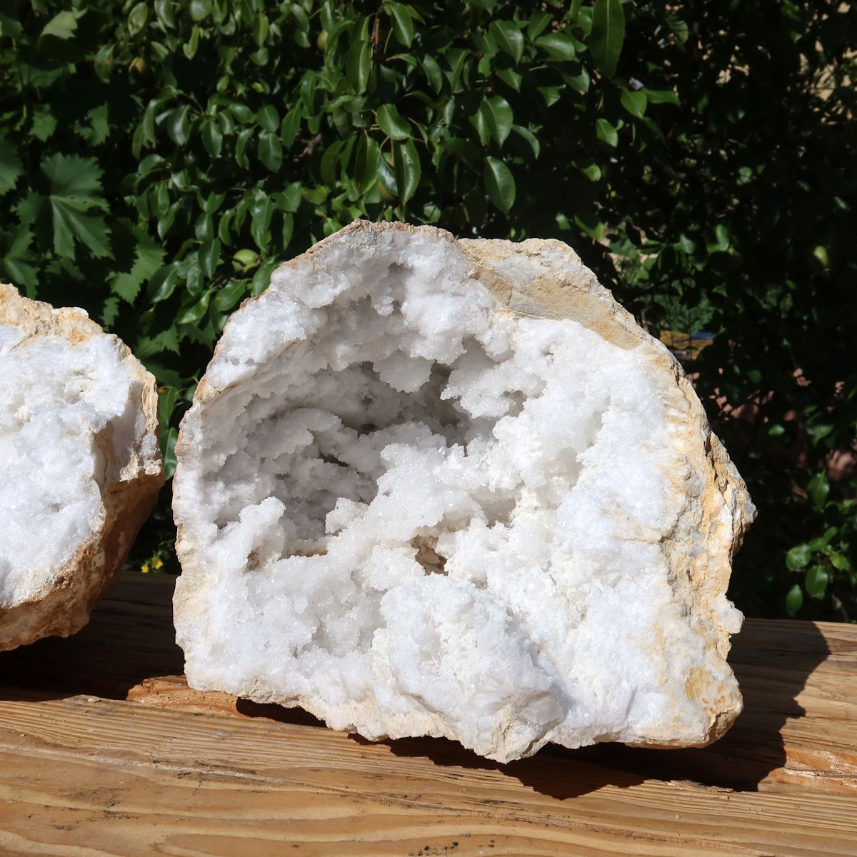 Geöffnete Quarz Geode -XXL– Glücksgeode – Stabilität und Klarheit – 33x28x23cm - Unikat Nr. 10 auf Holztisch im Freien