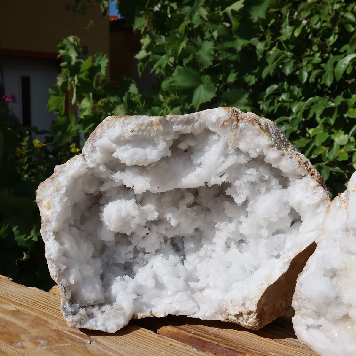 Quarz Geode geöffnet -XXL– Glücksgeode – Stabilität und Klarheit – 30x25x20cm - Unikat Nr. 17 displayed on wooden surface.