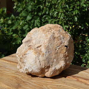Quarz Geode geöffnet -XXL– Glücksgeode – Stabilität und Klarheit – 30x25x20cm - Unikat Nr. 17 auf Holztisch im Freien
