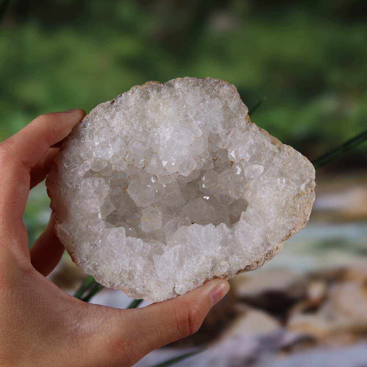 Quarz Geode geöffnet – Glücksgeode – Stabilität und Klarheit – 13x8x10 cm- Unikat Nr. 18, natürliche Quarz Kristalle aus Marokko