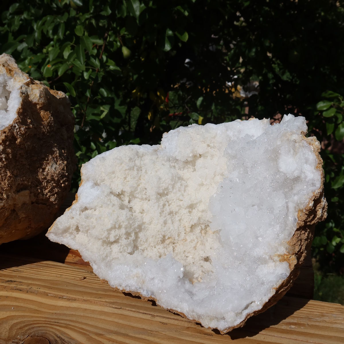 Quarz Geode geöffnet -XXL– Glücksgeode – Stabilität und Klarheit – 30x25x20cm- Unikat Nr. 2 auf Holz