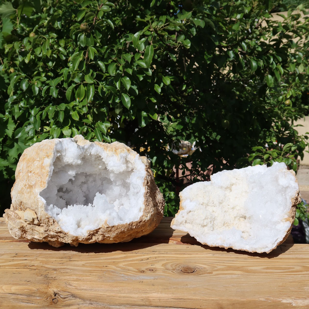 Quarz Geode geöffnet -XXL– Glücksgeode – Stabilität und Klarheit – 30x25x20cm- Unikat Nr. 2 aus Marokko, geöffnete Quarzgeoden auf Holz