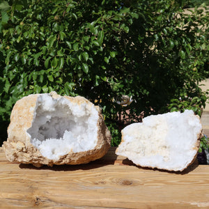 Quarz Geode geöffnet -XXL– Glücksgeode – Stabilität und Klarheit – 30x25x20cm- Unikat Nr. 2 aus Marokko, geöffnete Quarzgeoden auf Holz