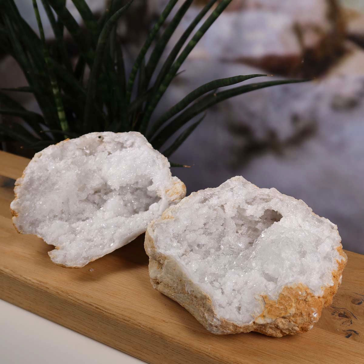 Quarz Geode geöffnet – Glücksgeode – Stabilität und Klarheit – 13x11x8 cm- Unikat Nr. 21 auf Holzuntergrund