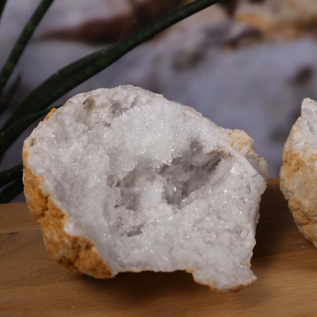 Quarz Geode geöffnet – Glücksgeode – Stabilität und Klarheit – 13x11x8 cm- Unikat Nr. 21 auf Holzuntergrund