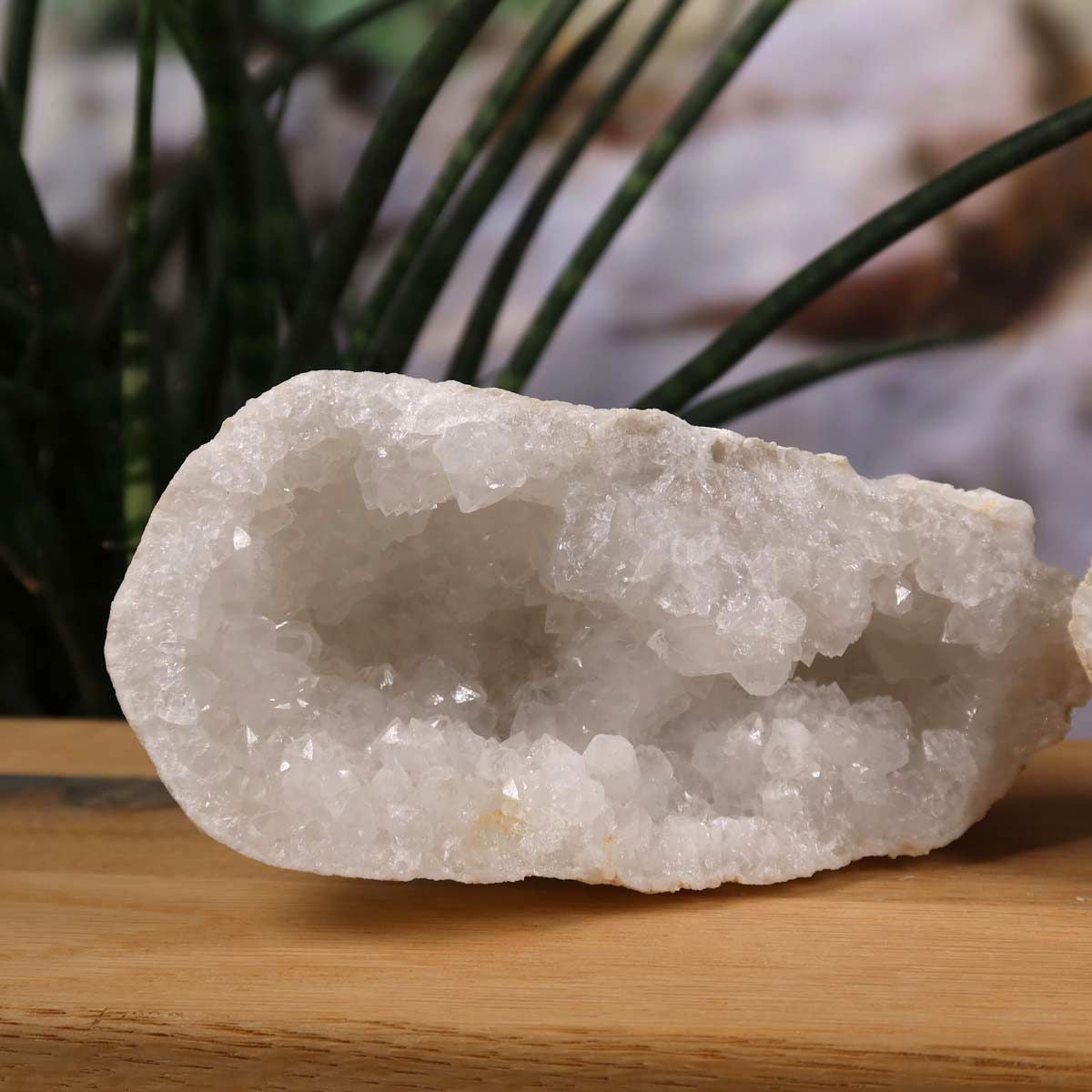 Quarz Geode geöffnet – Glücksgeode – Stabilität und Klarheit – 14x11x6 cm- Unikat Nr. 22 auf Holztisch zur Dekoration