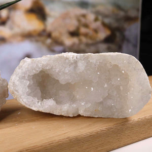 Quarz Geode geöffnet – Glücksgeode – Stabilität und Klarheit – 14x11x6 cm- Unikat Nr. 22 mit funkelnden Quarz Kristallen