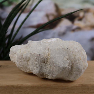 Quarz Geode geöffnet – Glücksgeode – Stabilität und Klarheit – 14x11x6 cm- Unikat Nr. 22 auf einem Holztisch