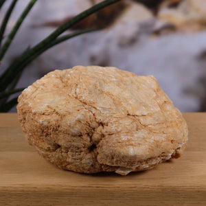 Quarz Geode geöffnet – Glücksgeode – Stabilität und Klarheit – 12x10x5 cm- Unikat Nr. 23 auf Holzuntergrund