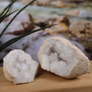 Quarz Geode geöffnet – Glücksgeode – Stabilität und Klarheit – 13x10x8cm - Unikat Nr. 24, geöffnete Quarzgeode auf Holzunterlage