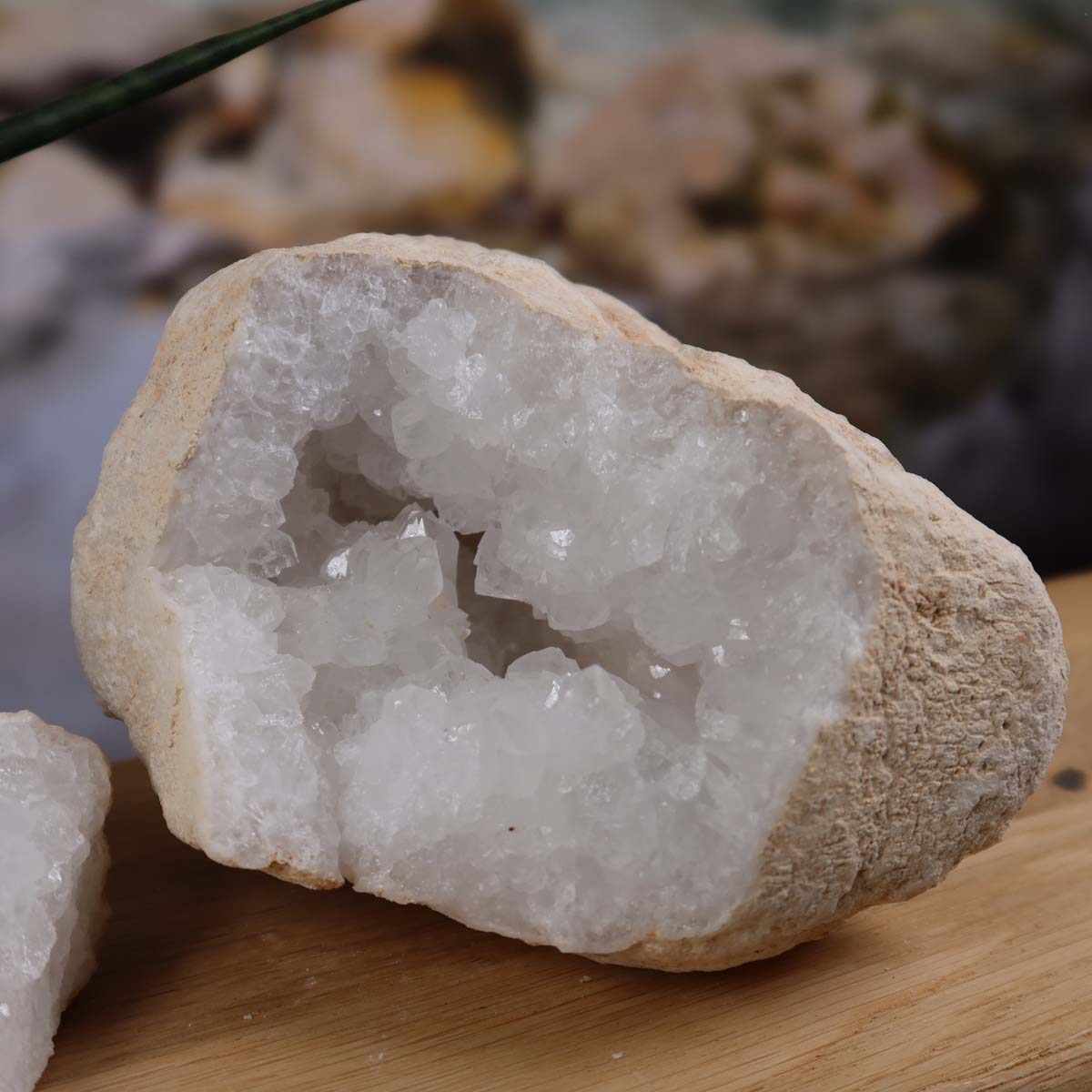 Quarz Geode geöffnet – Glücksgeode – Stabilität und Klarheit – 13x10x8cm - Unikat Nr. 24, geöffnete Quarzgeode auf Holzunterlage