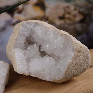 Quarz Geode geöffnet – Glücksgeode – Stabilität und Klarheit – 13x10x8cm - Unikat Nr. 24 aus Marokko auf Holzuntergrund