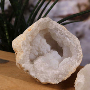 Quarz Geode geöffnet – Glücksgeode – Stabilität und Klarheit – 12x11x9 - Unikat Nr. 25, dekoratives Naturprodukt mit Quarz Kristallen