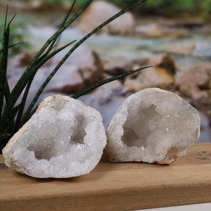 Quarz Geode geöffnet – Glücksgeode – Stabilität und Klarheit – 13x12x9cm - Unikat Nr. 26 auf Holzblock