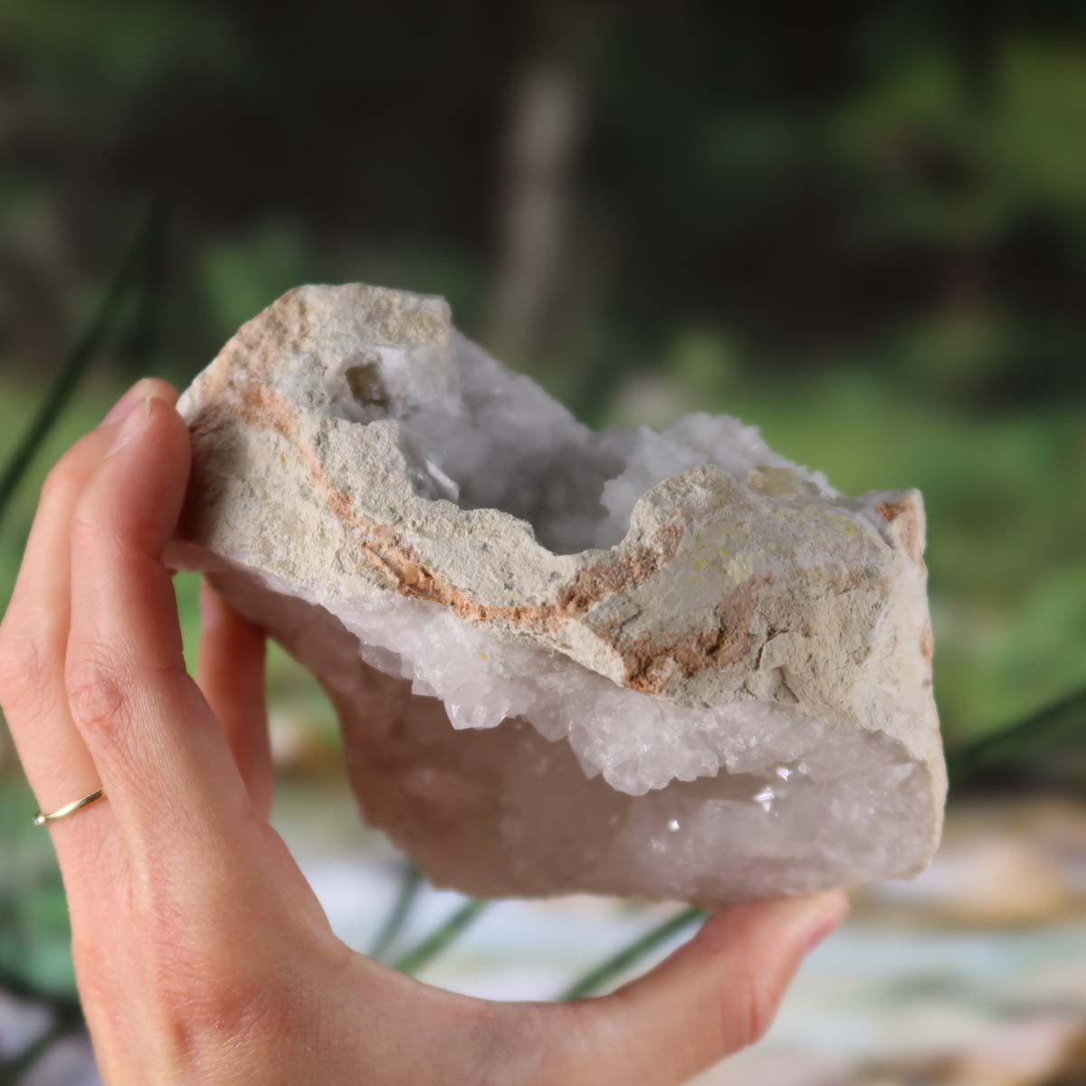 Hand holding Quarz Geode geöffnet – Glücksgeode – Stabilität und Klarheit – 13x12x9cm - Unikat Nr. 26 with quartz crystals