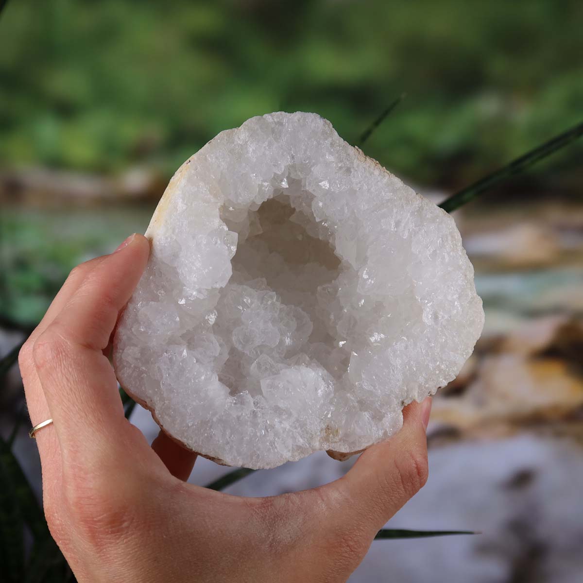 Quarz Geode geöffnet – Glücksgeode – Stabilität und Klarheit – 12x10x8 - Unikat Nr. 27, natürliche weiße Kristalle auf Holzdisplay