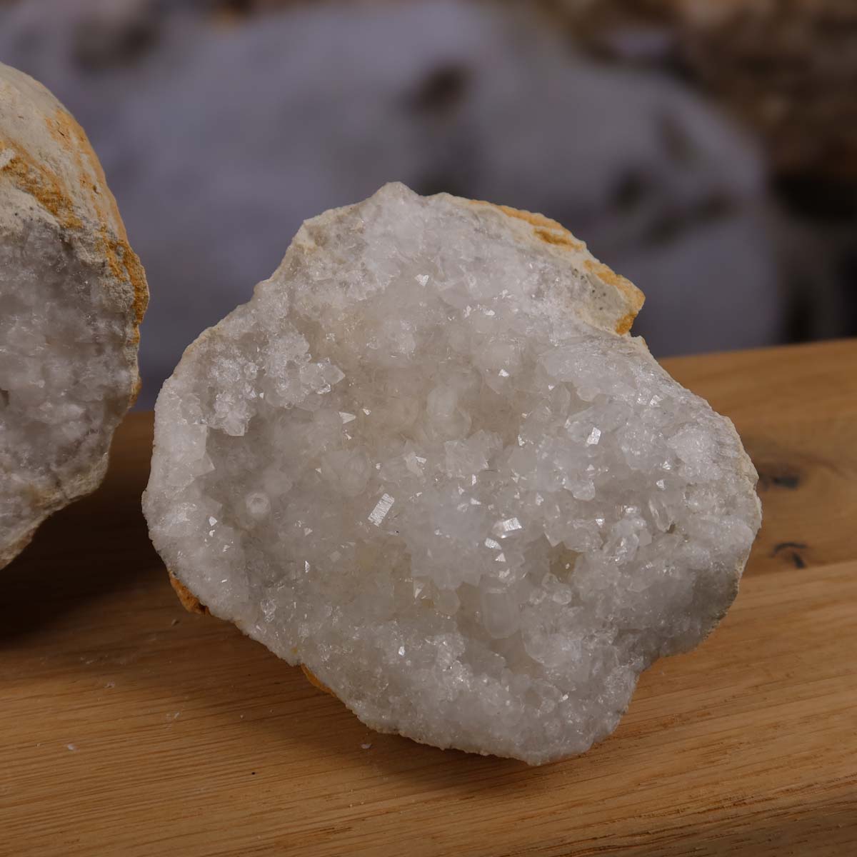 Quarz Geode geöffnet – Glücksgeode – Stabilität und Klarheit – 13x10x8cm - Unikat Nr. 29, Marokko Naturprodukt auf Holz