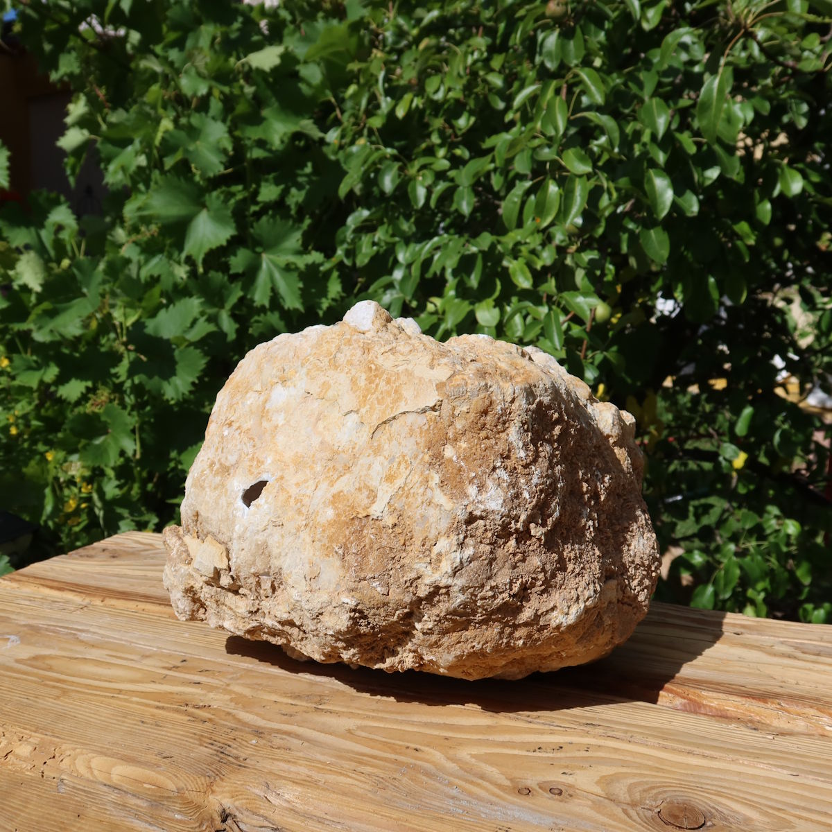 Quarz Geode geöffnet -XXL– Glücksgeode – Stabilität und Klarheit – 30x25x20cm- Unikat Nr. 2 aus Marokko, geöffnete Quarzgeoden auf Holz