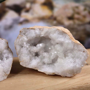 Quarz Geode geöffnet – Glücksgeode – Stabilität und Klarheit – 14x10x5 - Unikat Nr. 30 dargestellt auf Holzunterlage.