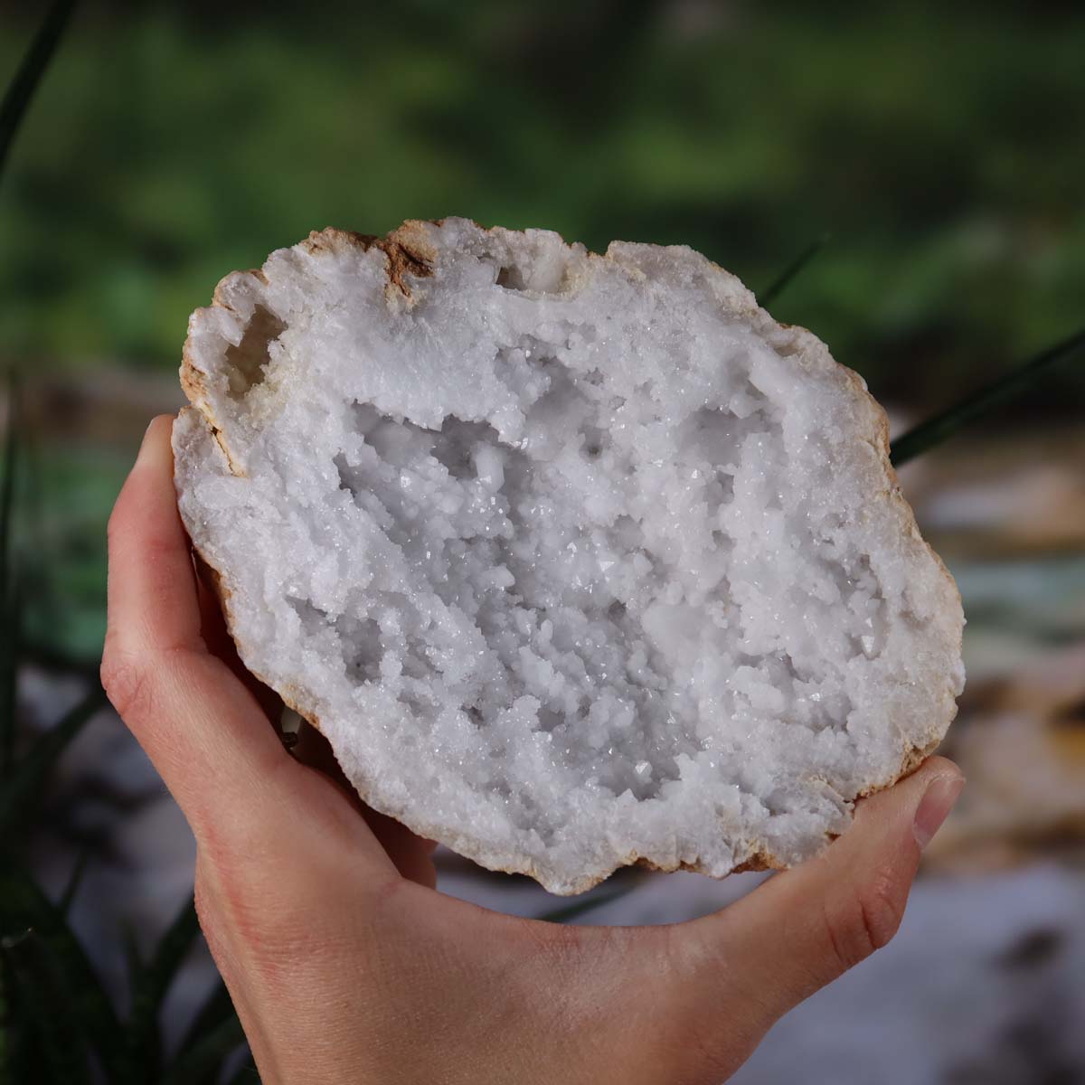 Quarz Geode geöffnet – Glücksgeode – Stabilität und Klarheit – 12x8x10cm - Unikat Nr. 31, Naturprodukt aus Marokko mit Quarz Kristallen.