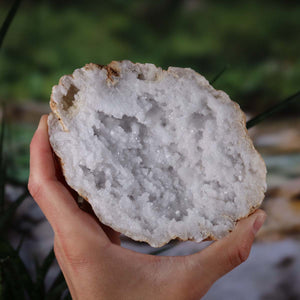 Quarz Geode geöffnet – Glücksgeode – Stabilität und Klarheit – 12x8x10cm - Unikat Nr. 31 held in a person's hand