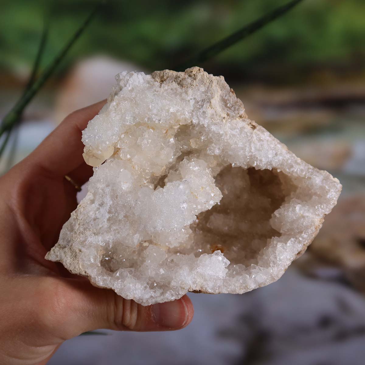 Quarz Geode geöffnet – Glücksgeode – Stabilität und Klarheit – 14x10x8cm - Unikat Nr. 32 in Hand gehalten