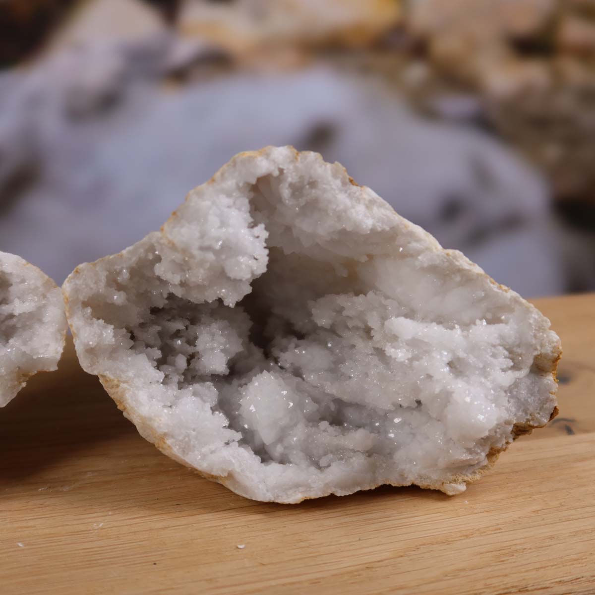 Quarz Geode geöffnet – Glücksgeode – Stabilität und Klarheit – 14x10x6cm - Unikat Nr. 33 mit strahlenden Quarz Kristallen