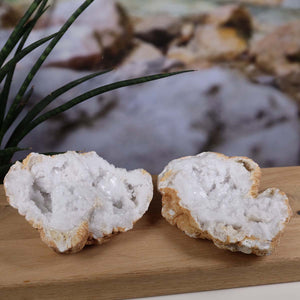 Quarz Geode geöffnet – Glücksgeode – Stabilität und Klarheit – 12x10x2cm - Unikat Nr. 35 auf Holzbrett