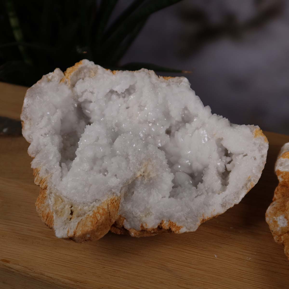 Quarz Geode geöffnet – Glücksgeode – Stabilität und Klarheit – 12x10x2cm - Unikat Nr. 35 mit weißen Kristallen