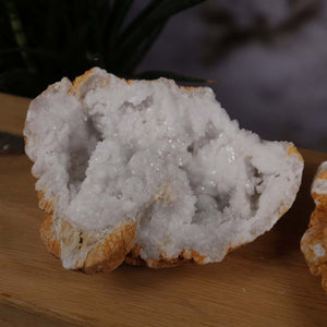 Quarz Geode geöffnet – Glücksgeode – Stabilität und Klarheit – 12x10x2cm - Unikat Nr. 35 mit weißen Kristallen