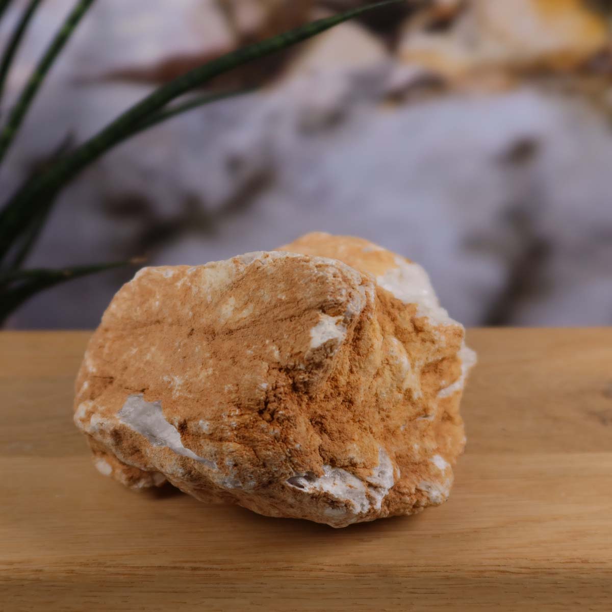 Quarz Geode geöffnet – Glücksgeode – Stabilität und Klarheit – 12x10x2cm - Unikat Nr. 35 auf Holzbrett