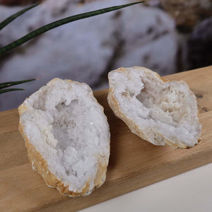 Quarz Geode geöffnet – Glücksgeode – Stabilität und Klarheit – 13x9x2 - Unikat Nr. 36, einzigartige natürliche Quarz Kristalle