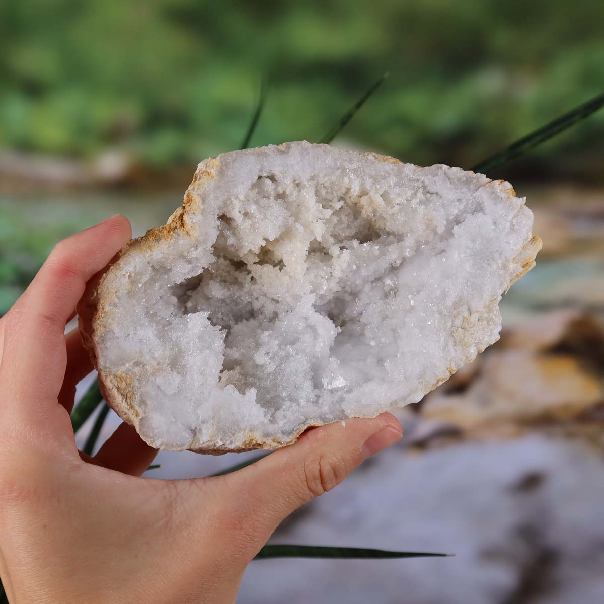 Quarz Geode geöffnet – Glücksgeode – Stabilität und Klarheit – 13x9x2 - Unikat Nr. 36, einzigartige natürliche Quarz Kristalle