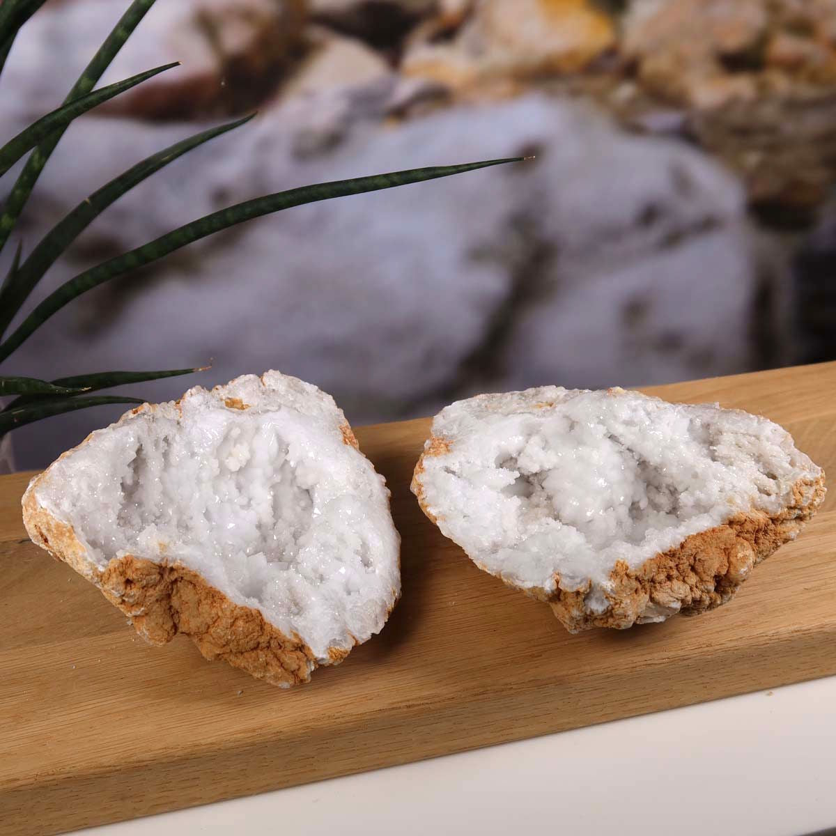 Quarz Geode geöffnet – Glücksgeode – Stabilität und Klarheit – 13x9x7cm - Unikat Nr. 38 auf Holzuntergrund