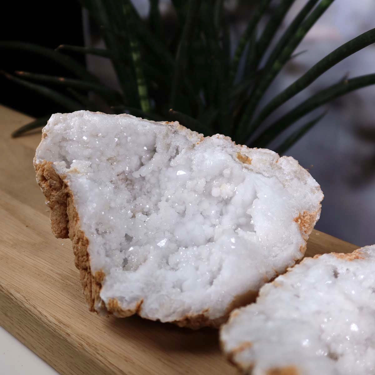 Quarz Geode geöffnet – Glücksgeode – Stabilität und Klarheit – 13x9x7cm - Unikat Nr. 38 auf Holzuntergrund