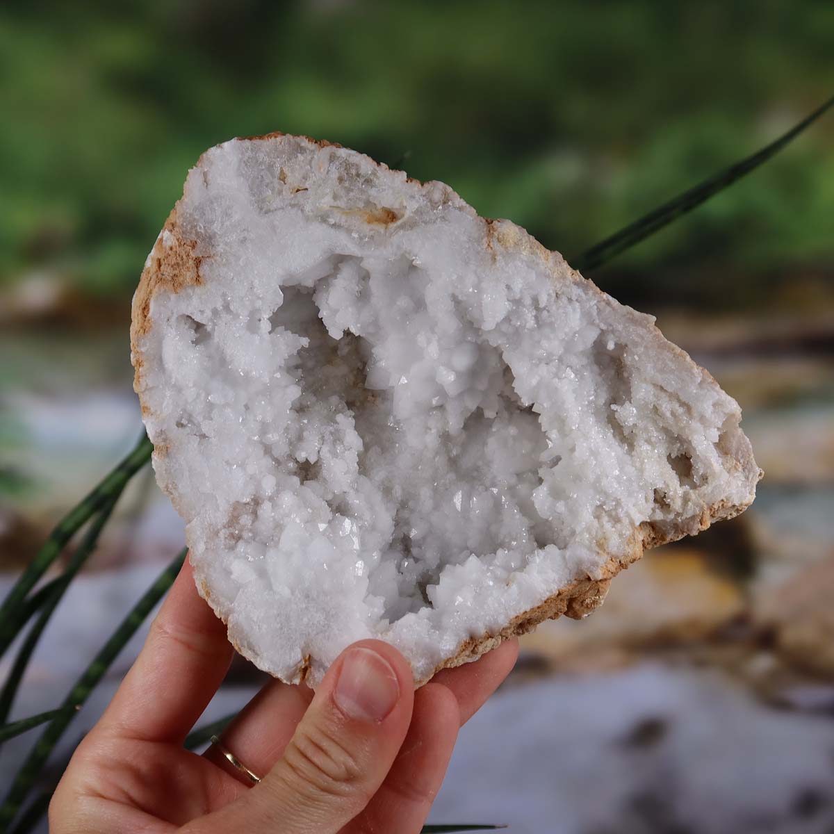 Quarz Geode geöffnet – Glücksgeode – Stabilität und Klarheit – 13x9x7cm - Unikat Nr. 38 in Hand