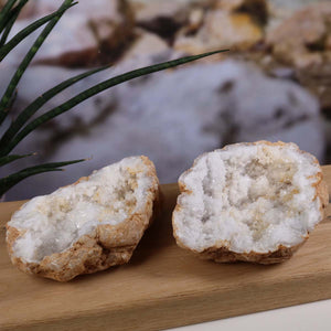 Quarz Geode geöffnet – Glücksgeode – Stabilität und Klarheit – 13x10x8cm - Unikat Nr. 39 auf Holzdisplay