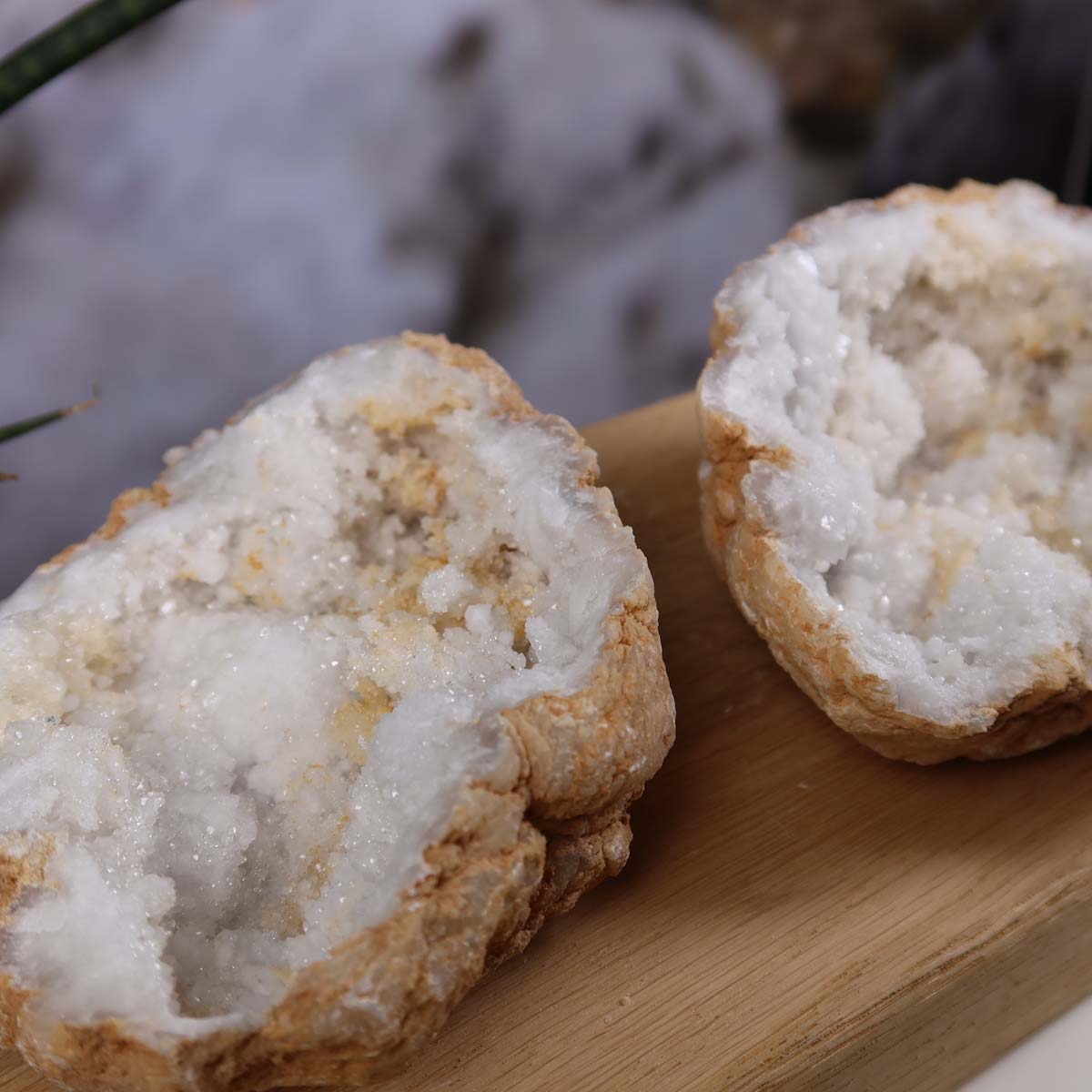 Quarz Geode geöffnet – Glücksgeode – Stabilität und Klarheit – 13x10x8cm - Unikat Nr. 39 auf Holzdisplay