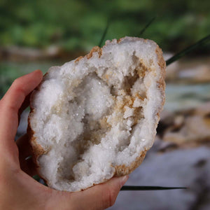 Hand holding Quarz Geode geöffnet – Glücksgeode – Stabilität und Klarheit – 13x10x8cm - Unikat Nr. 39 with quartz crystals