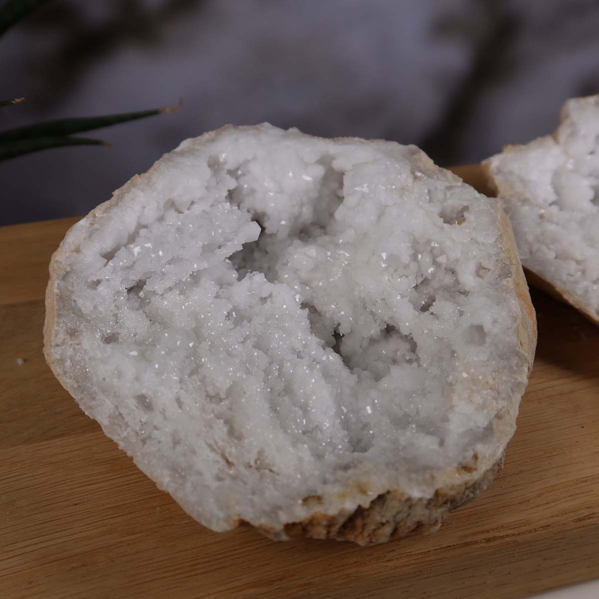 Quarz Geode geöffnet – Glücksgeode – Stabilität und Klarheit – 12x10x5cm - Unikat Nr. 40, natürliche Dekoration auf Holzpräsentation