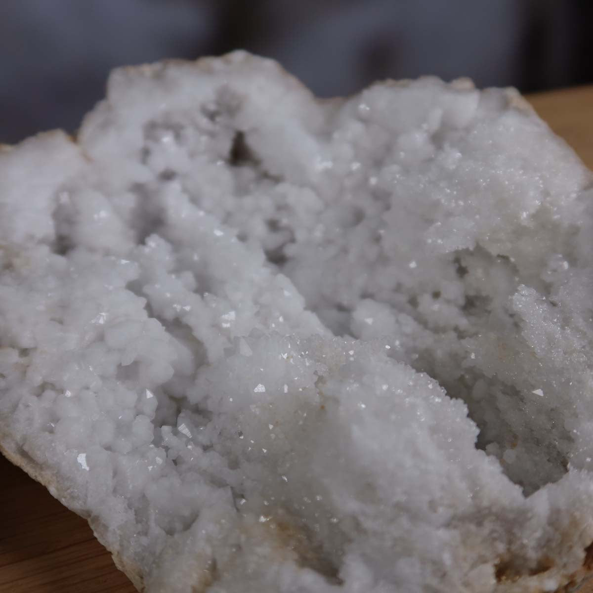 Quarz Geode geöffnet – Glücksgeode – Stabilität und Klarheit – 12x10x5cm - Unikat Nr. 40, naturbelassene Kristalle in Nahaufnahme