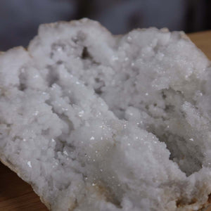 Quarz Geode geöffnet – Glücksgeode – Stabilität und Klarheit – 12x10x5cm - Unikat Nr. 40, naturbelassene Kristalle in Nahaufnahme