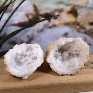 Quarz Geode geöffnet – Glücksgeode – Stabilität und Klarheit – 13x9x8cm - Unikat Nr. 41, dekorativ in Wohnraum präsentiert.