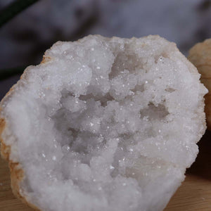 Quarz Geode geöffnet – Glücksgeode – Stabilität und Klarheit – 13x9x8cm - Unikat Nr. 41 mit funkelnden Quarzkristallen