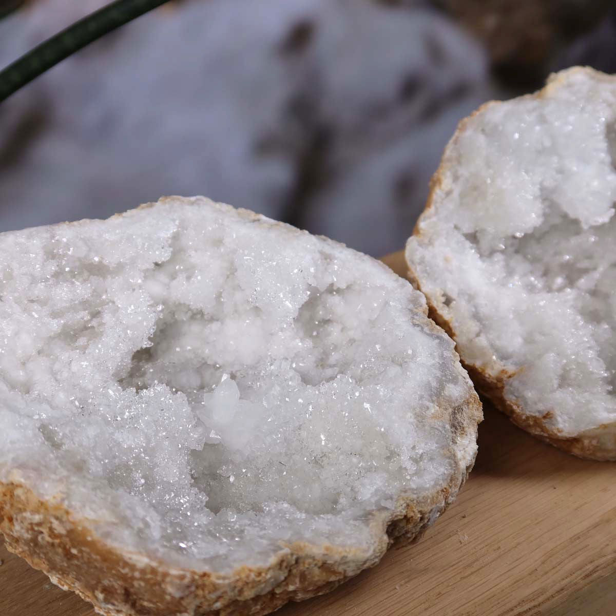 Quarz Geode geöffnet – Glücksgeode – Stabilität und Klarheit – 10x11x8cm - Unikat Nr. 42 auf Holzunterlage