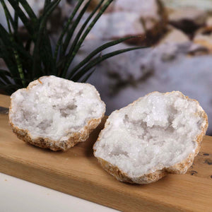 Quarz Geode geöffnet – Glücksgeode – Stabilität und Klarheit – 10x11x8cm - Unikat Nr. 42 auf Holzunterlage