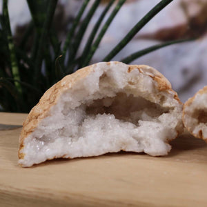 Quarz Geode geöffnet – Glücksgeode – Stabilität und Klarheit – 13x10x6cm - Unikat Nr. 43 aus Marokko, dekorative Wohnraumgeode