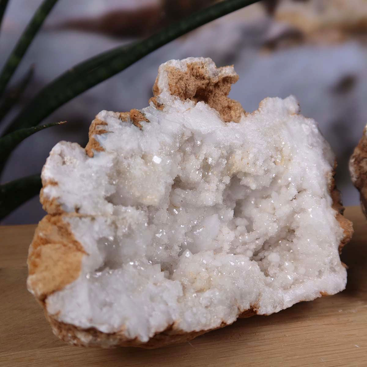 Quarz Geode geöffnet – Glücksgeode – Stabilität und Klarheit – 12x9x8cm - Unikat Nr. 44, Dekoration mit Quarz Kristallen